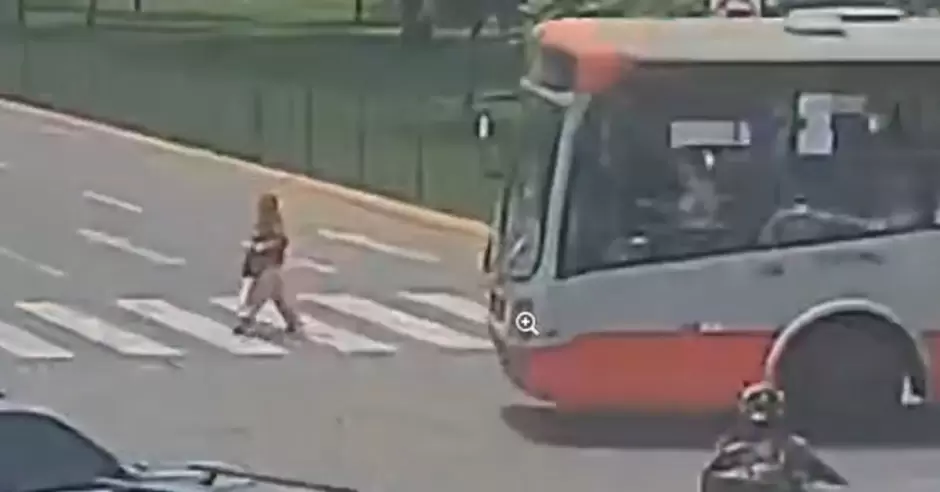 Corredor rojo atropella a mujer