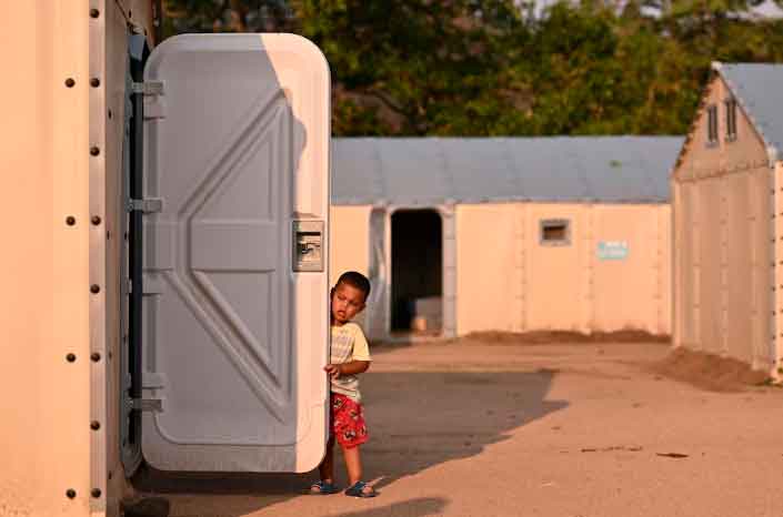 niño migrante en refugio