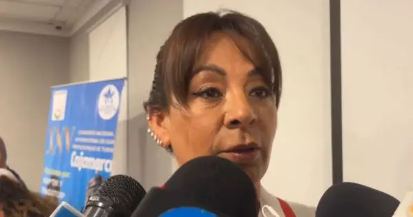 kira alcarraz agrede a la prensa