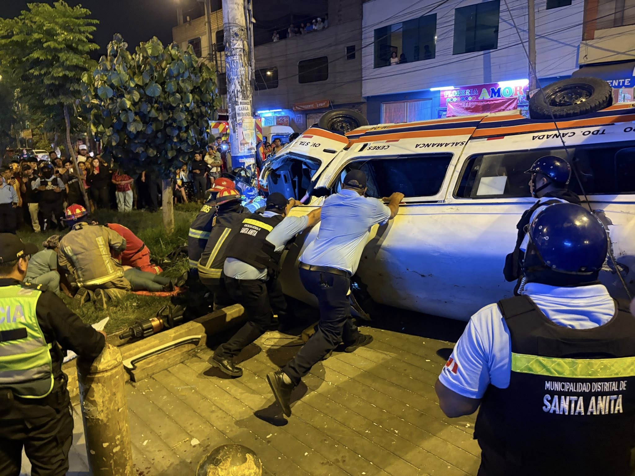 Accidente de combi deja una mujer muerta y seis heridos en