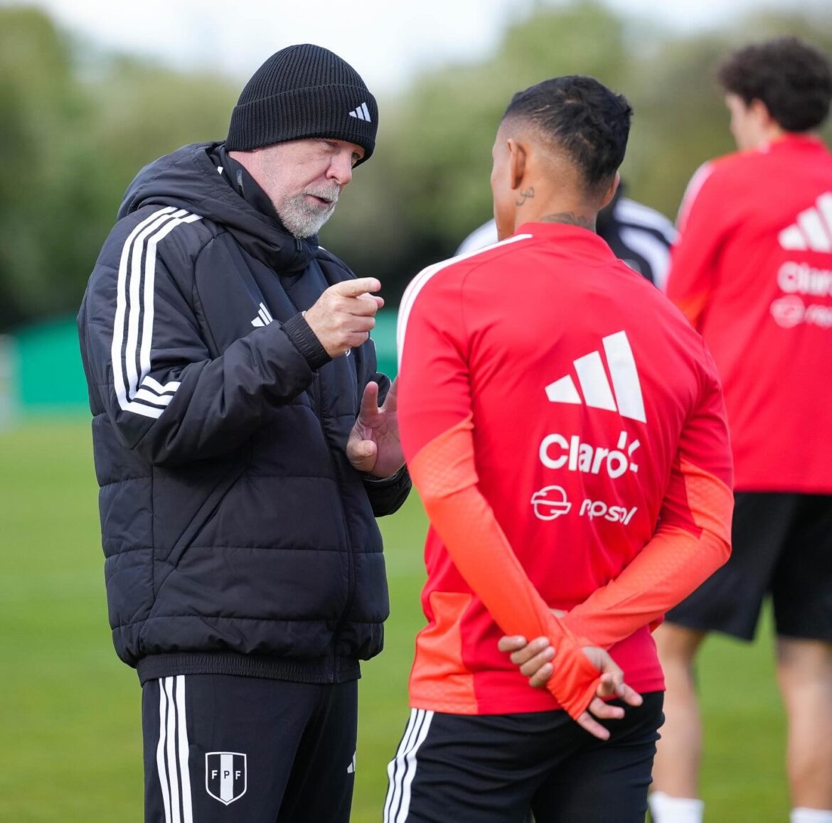Mano Menezes dando sus últimas indicaciones antes del cotejo ante la selección de Senegal. (Foto: Federación Peruana de Fútbol – FPF)