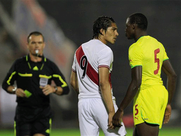 Paolo Guerrero reclamando al jugador senegalés por las faltas cometidas en el cotejo del año 2011. (Foto: Federación Peruana de Fútbol – FPF)