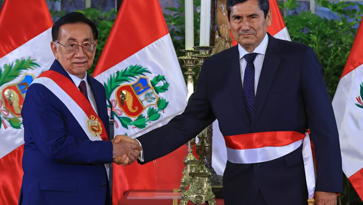 Luis Arroyo Sánchez juramentó como el nuevo presidente del Consejo de Ministros