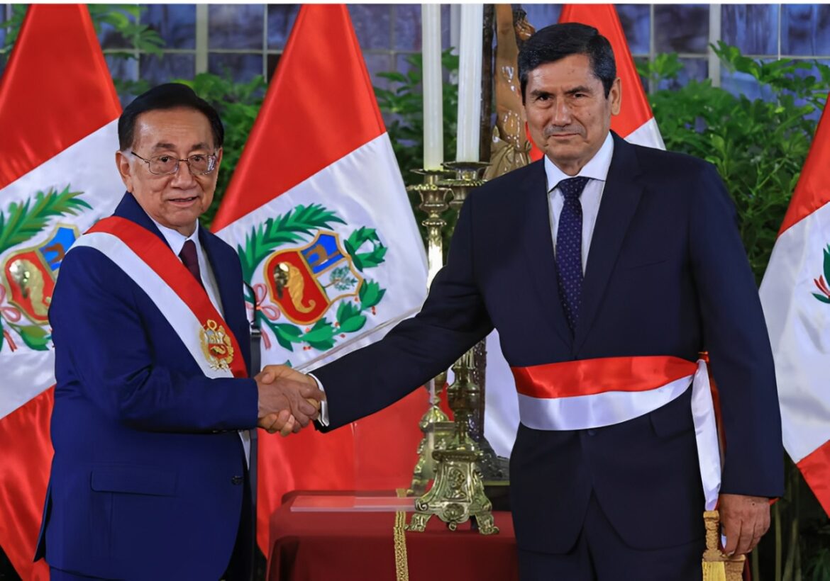 Luis Arroyo Sánchez juramentó como el nuevo presidente del Consejo de Ministros