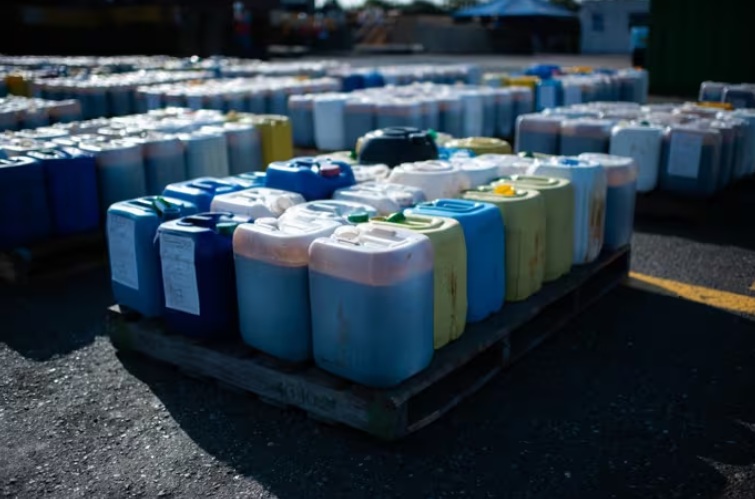 Bidones con una mezcla con cocaína