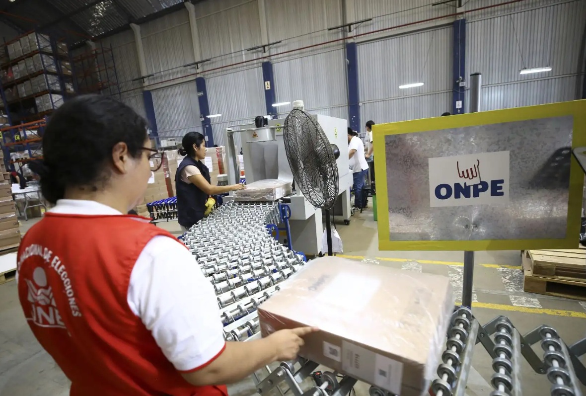 ONPE inicia traslado de material electoral a nivel nacional