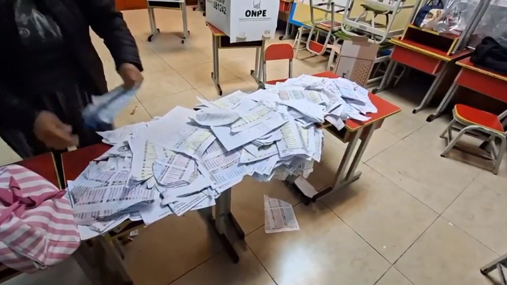 ONPE: denuncian que miembros de mesa rompen cédulas ante fallas del sistema