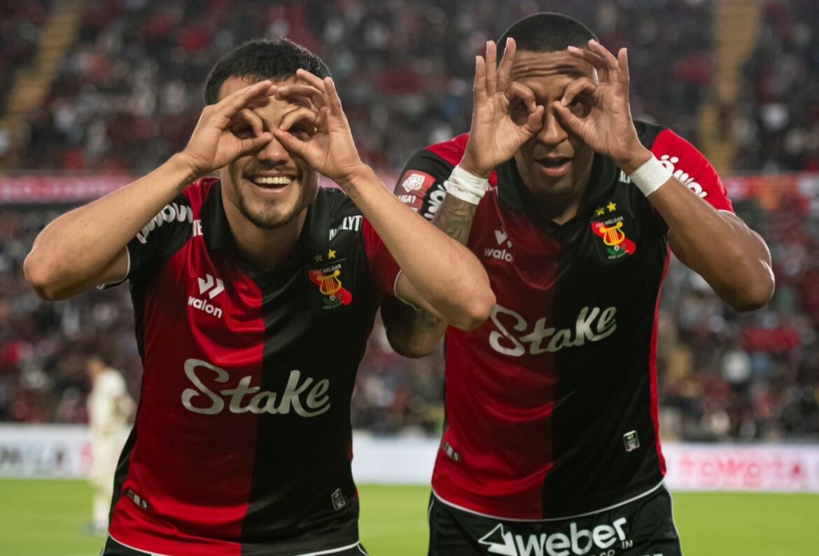 Jhony Vidales celebrando con su compañero el tanto de la victoria ante Universitario (Foto: FBC Melgar)
