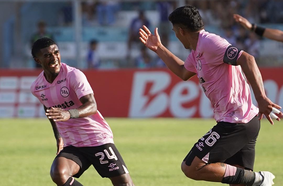 Hansell Riojas celebrando con Omsling Mora el tanto de la victoria en Sullana (Foto: Sport Boys)