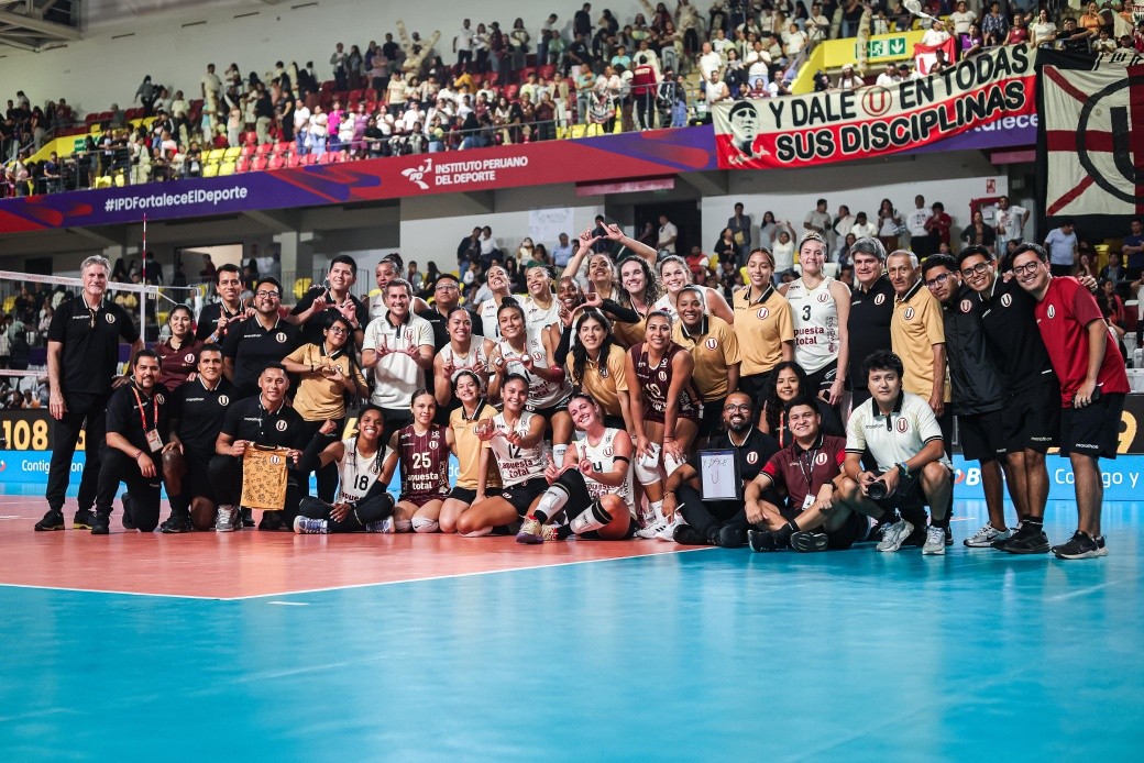 Plantel de Vóley de Universitario de Deportes celebrando el tercer lugar. (Foto: Vóley Universitario de Deportes)