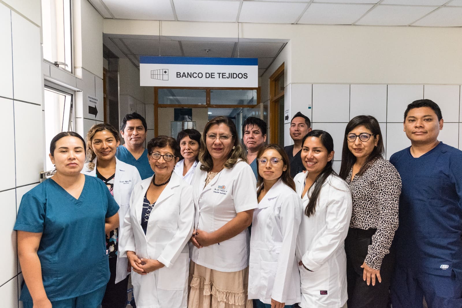 Médica peruana recibe premio de España por impulsar primer laboratorio de tejidos óseos