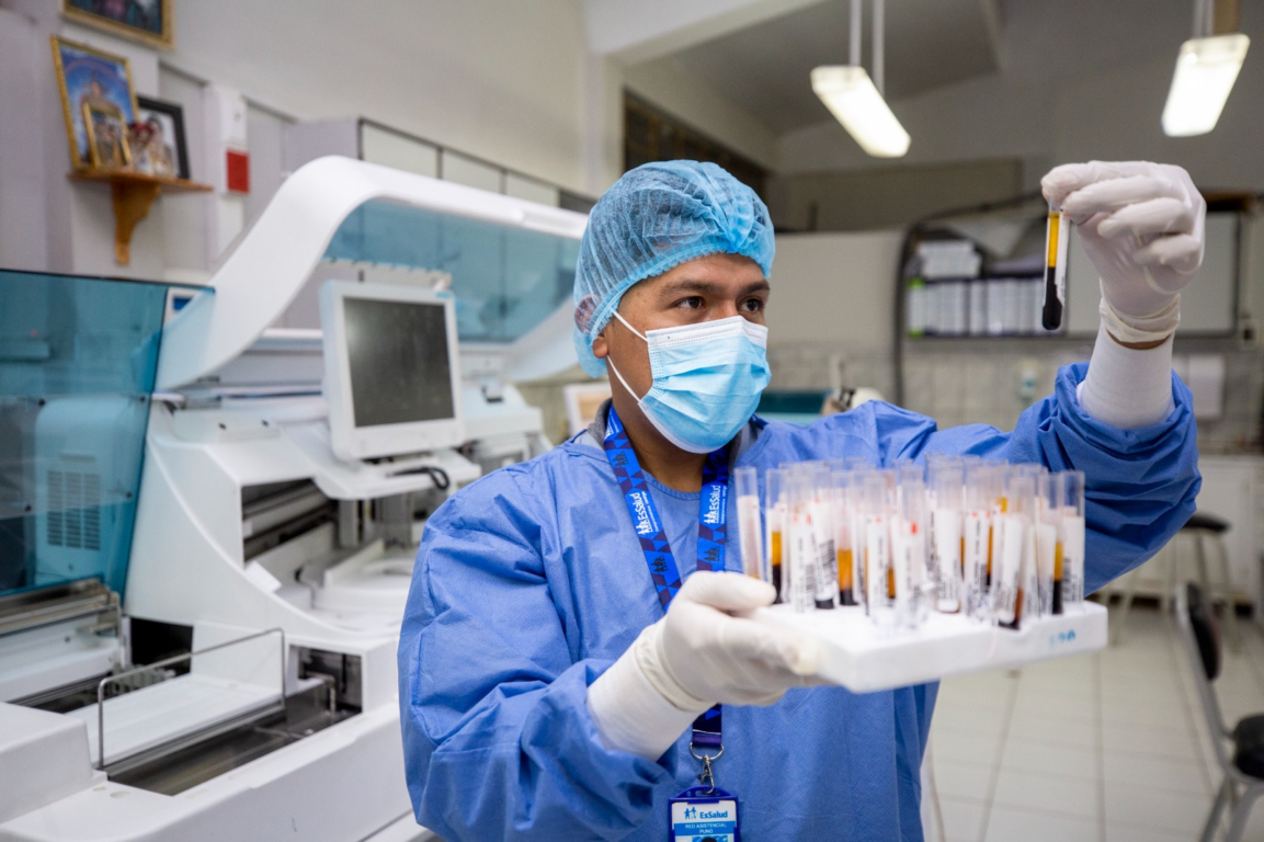 Hospital Rebagliati lidera investigación científica en el Perú, según ranking SCImago 2025