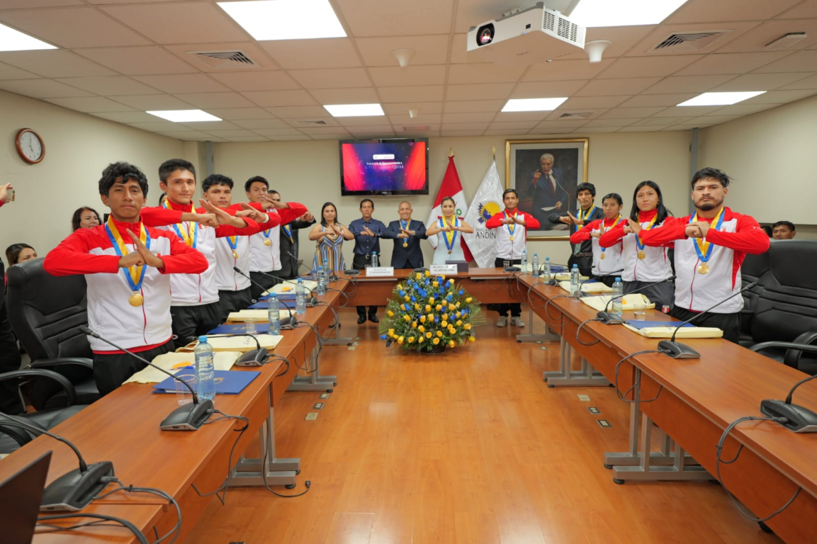 Kung Fu peruano brilla en el Congreso: campeones reciben homenaje oficial