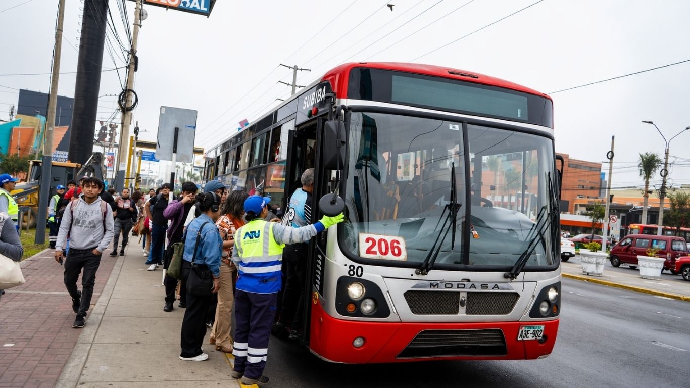 ATU moderniza paraderos del Corredor Rojo: QR, accesibilidad y nuevos módulos de embarque