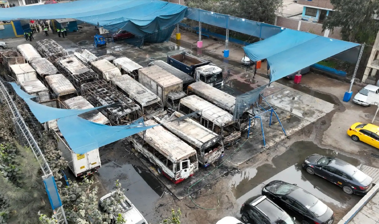 Independencia: incendio arrasa cochera y destruye al menos 14 buses en Lima Norte