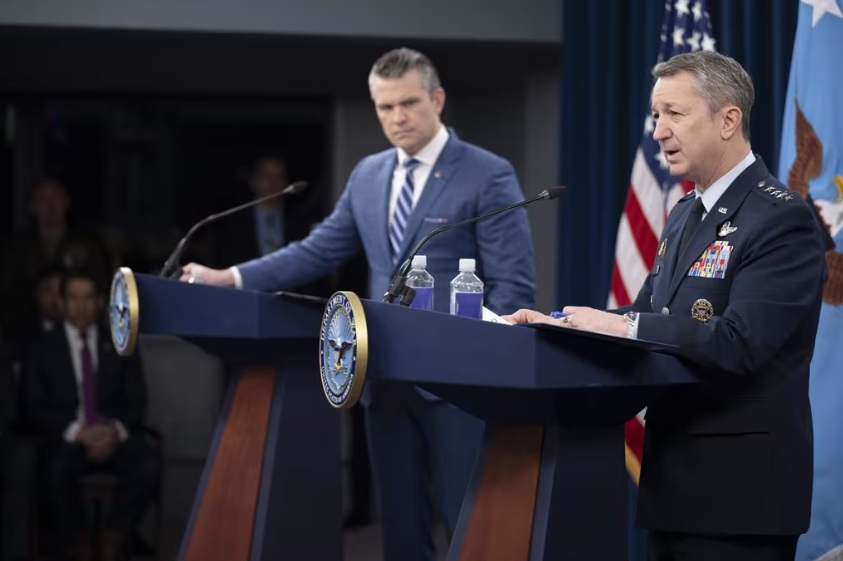 El secretario de Defensa de EEUU, Pete Hegseth, en rueda de prensa junto al Estado Mayor del Ejército estadounidense, Dan Caine.