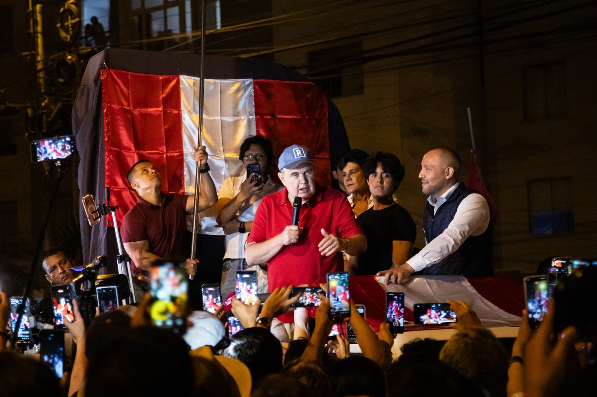 López Aliaga presenta recurso al JNE por voto afectado en Lima