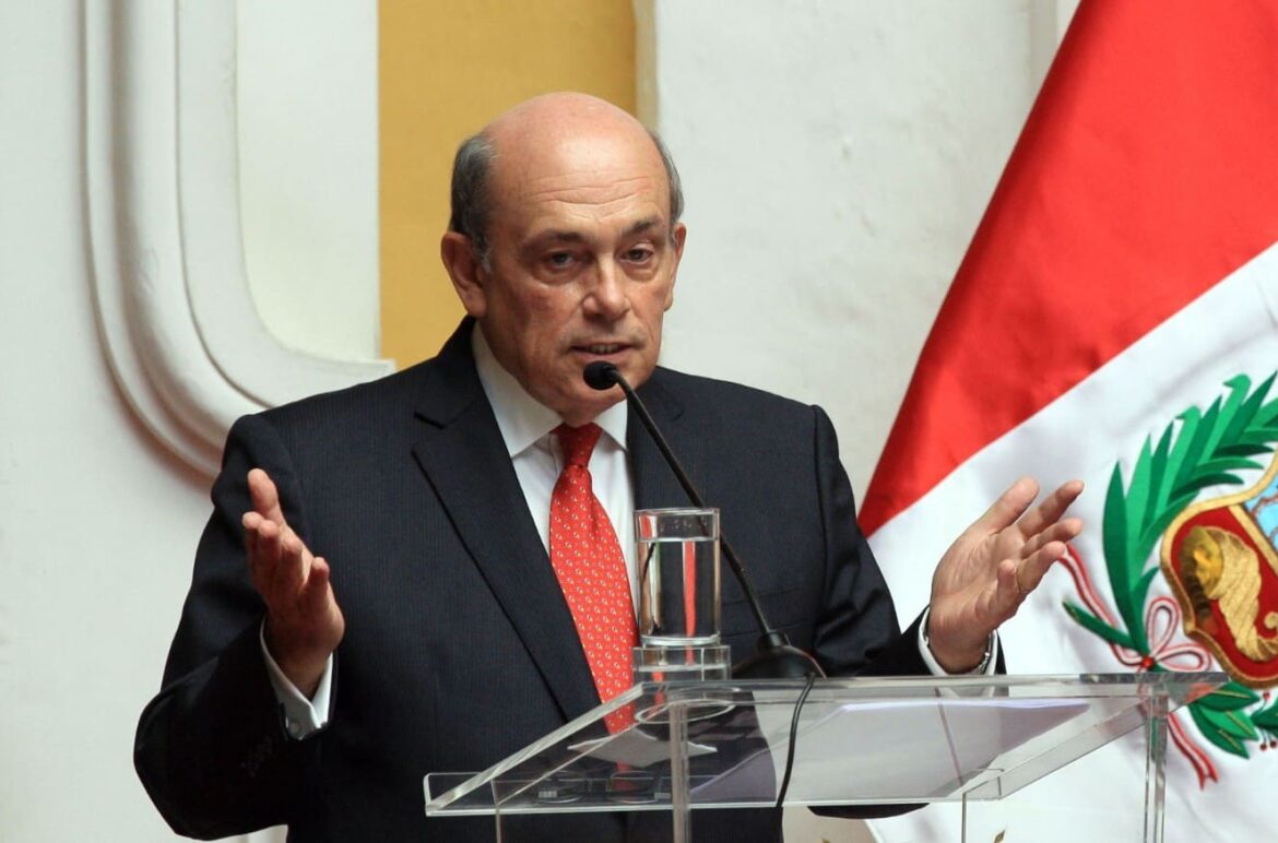 Renuncia de Hugo de Zela se da en medio de la discrepancia en el gobierno por la compra de aviones.