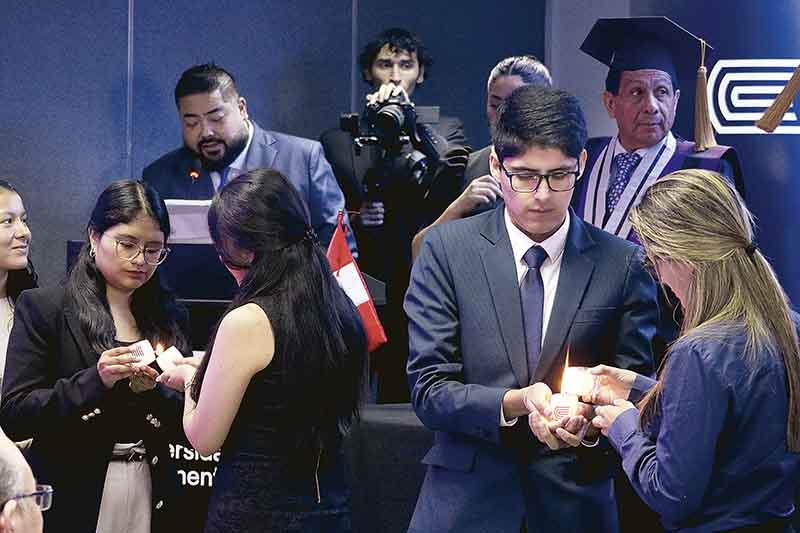 En el evento, estudiantes realizaron ceremonia de la luz, que simboliza el traspaso del conocimiento, la responsabilidad, la ética y el compromiso a las futuras generaciones.
