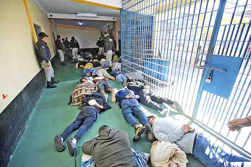Pese a las requisas, internos consiguen armas dentro del penal de Juliaca con presunta complicidad.