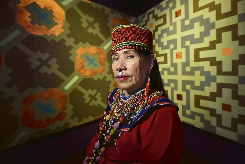 La artista shipibo-konibo expone en el MALI una obra atravesada por identidad, migración, resistencia y sanación.