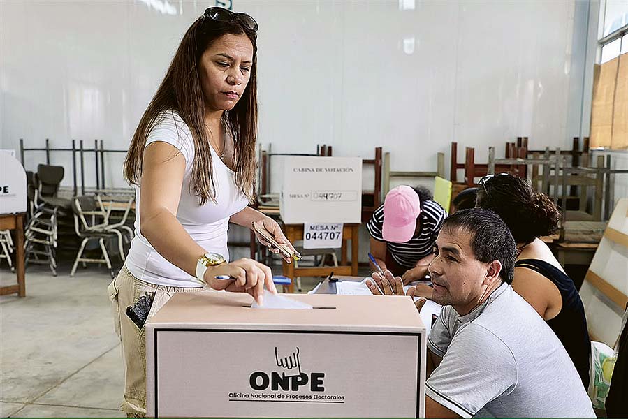 Persona el eleccion, ONPE, votaciones Peru