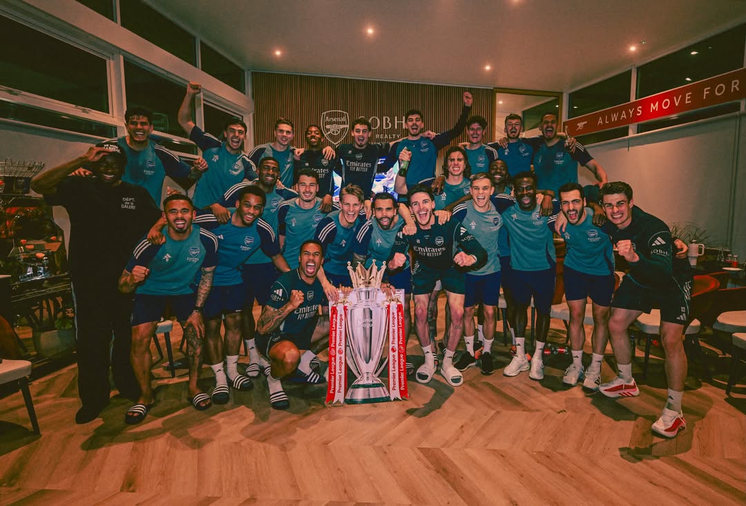 Jugadores de Arsenal celebran un triunfo durante la temporada de Premier League.