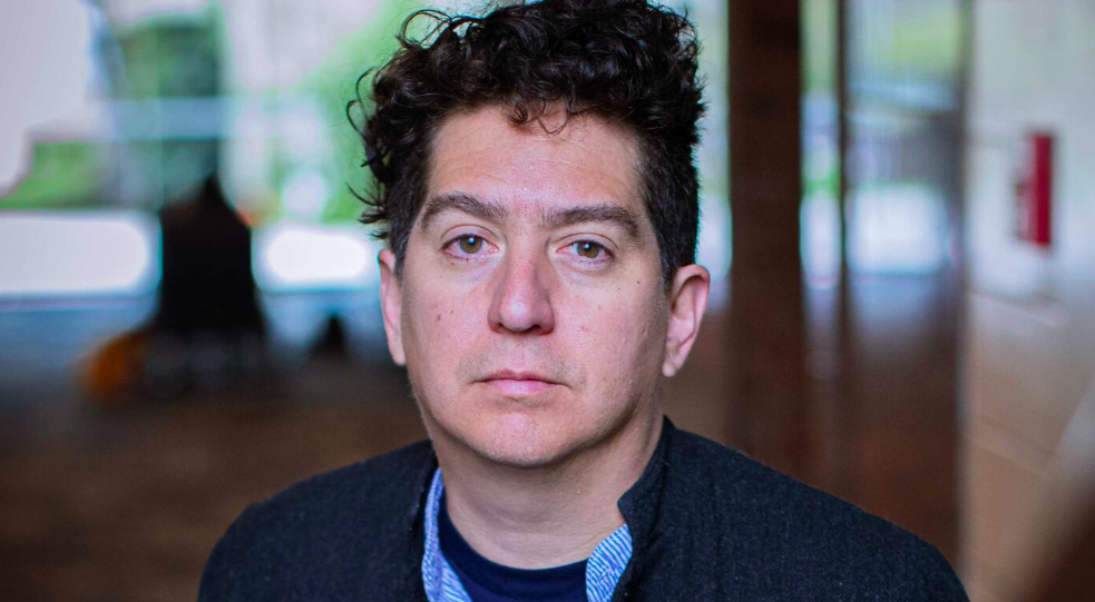 Daniel Alarcón fue reconocido por la Universidad de Columbia y su experiencia como profesor.