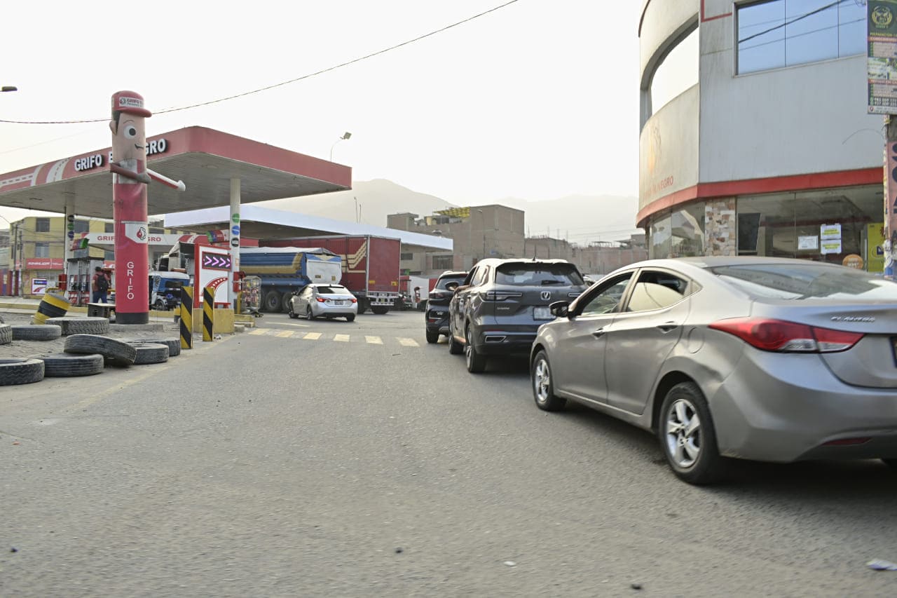 El transporte en el Perú entra en paro por crisis del combustible.