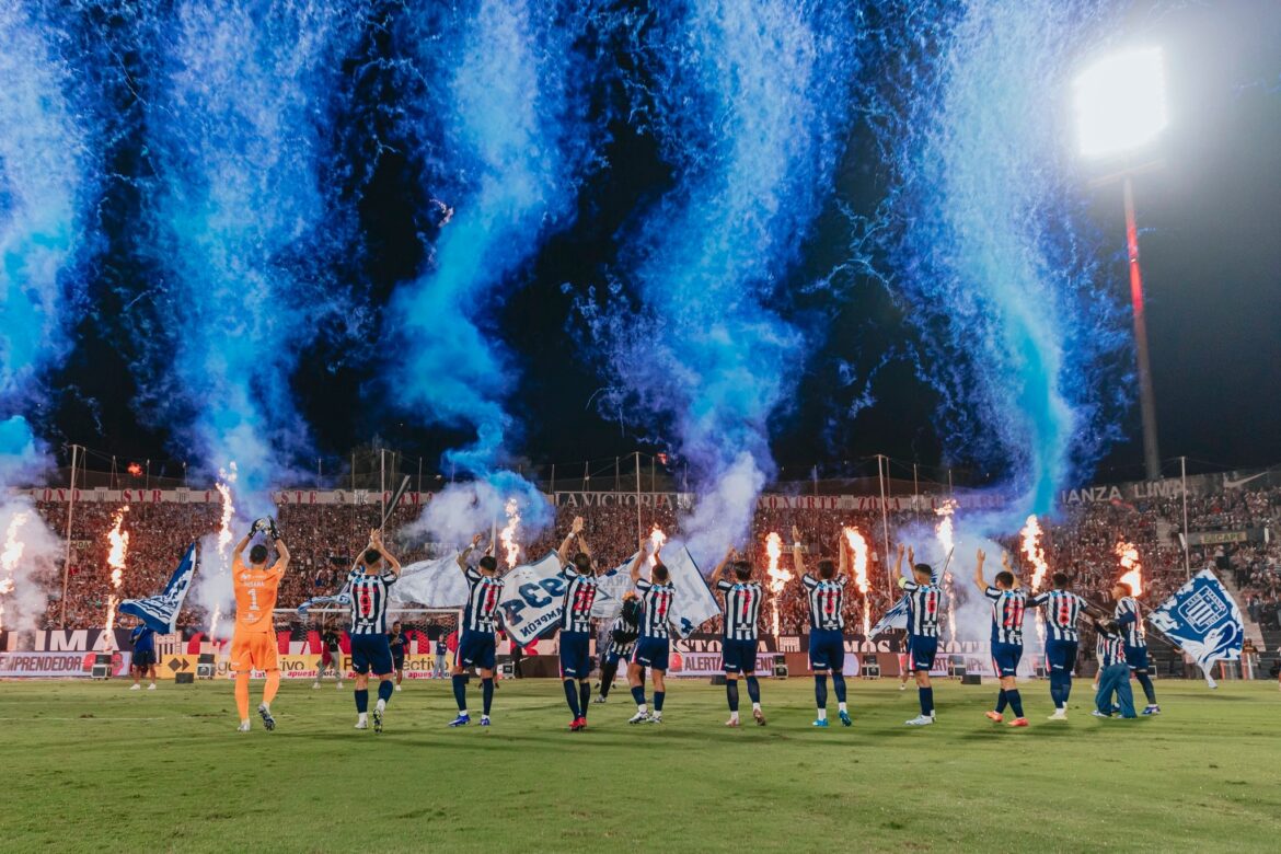 El plantel de Alianza Lima con su hinchada en el Estadio Alejandro Villanueva. (Foto: Alianza Lima)