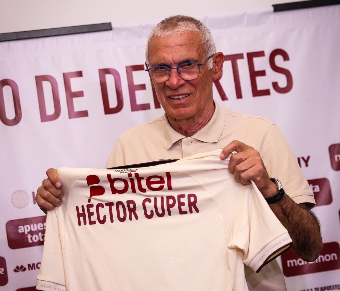 Héctor Cúper posando con la camiseta de Universitario de Deportes. (Foto: Universitario de Deportes)