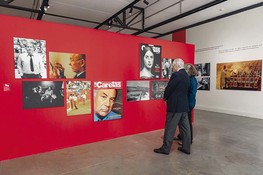 Después de la inauguración, la exposición “El Perú, en clave CARETAS” está siendo muy visitada. Hasta el propio embajador Carlos Pareja, actual canciller de la República, se dio un salto.