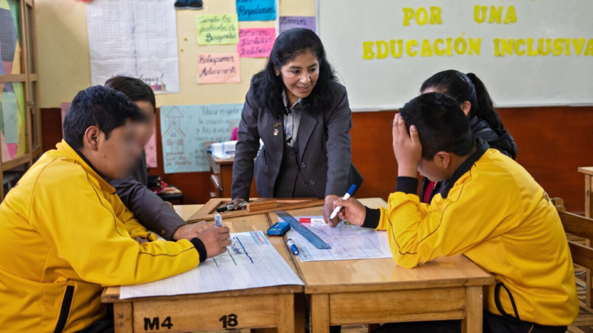 Docentes peruanos de la Derrama Magisterial podrán acceder a créditos con menor TCEA.