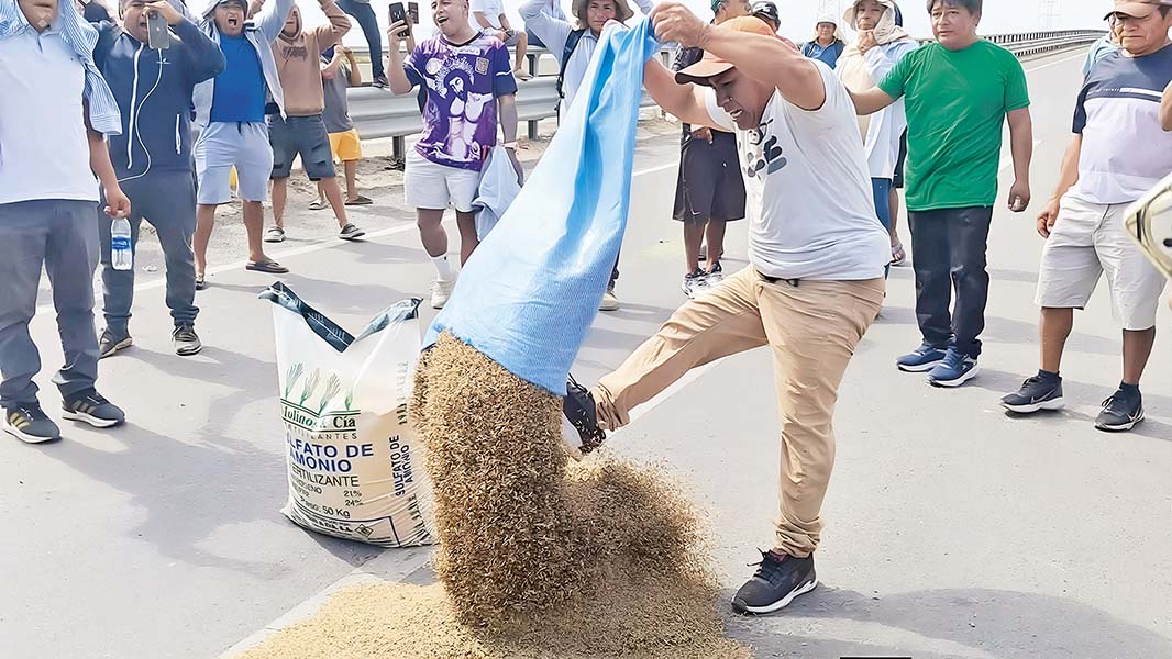Agricultores arrojan arroz en protesta y denuncian pérdidas millonarias.