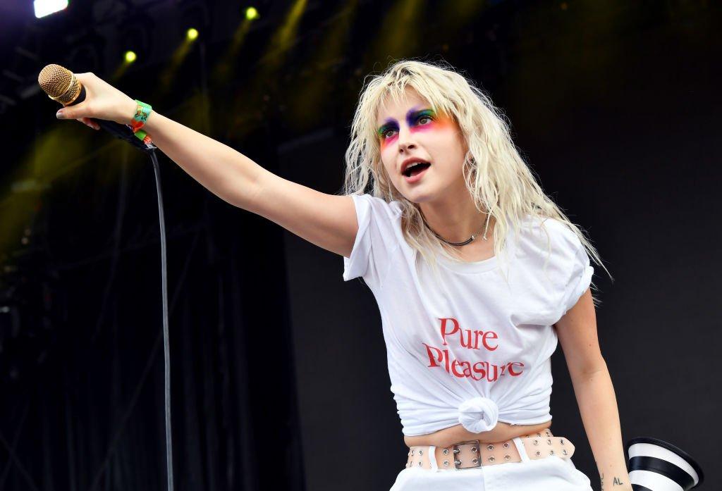 Tildan de "inalcanzable" a Hayley Williams por los excesivos precios de su festival de lujo en Cancún