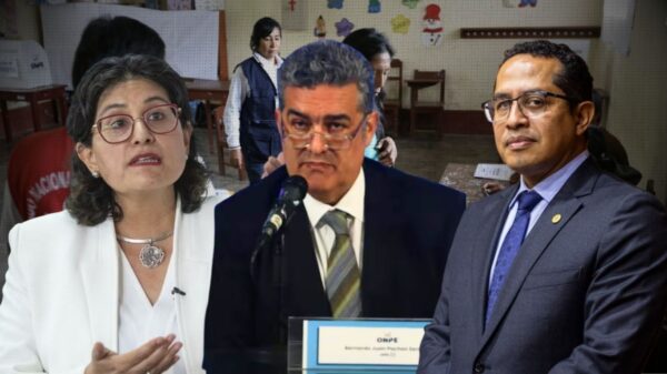 presidente del Jurado Nacional de Elecciones (JNE), Roberto Burneo y al jefe de la ONPE, Bernardo Pachas al Congreso