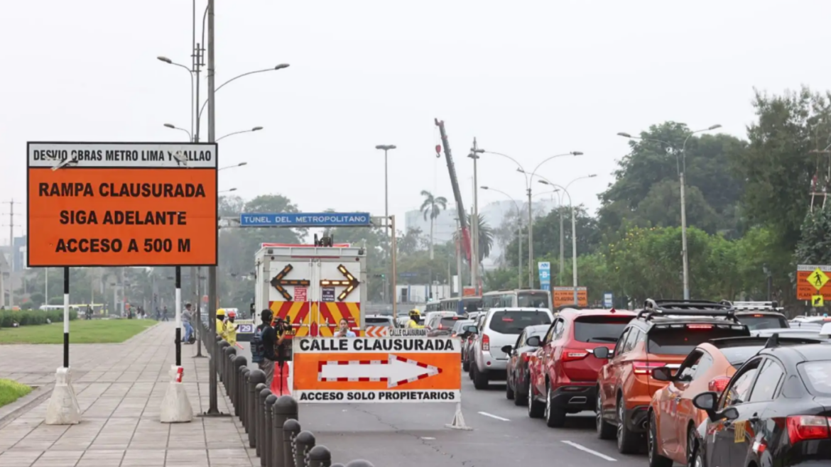 Locales reportan tráfico intenso tras el cierre de la Vía Expresa Paseo de la República.