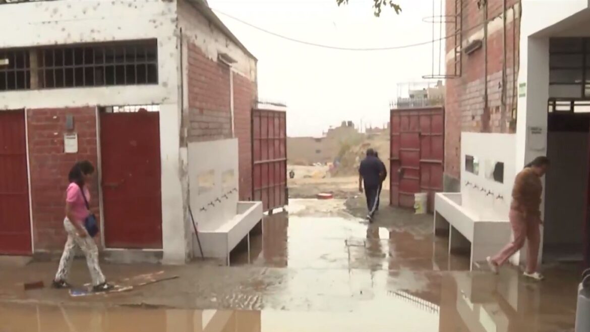 Inundación en I.E. Fe y Alegría de SJL