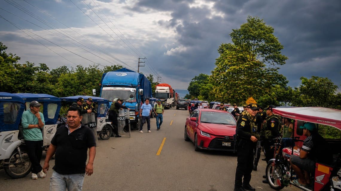 Autos, buses de transportes y carga paralizados. Bloqueo de arroceros deja en el caos regiones de la selva (Foto: Difusión)