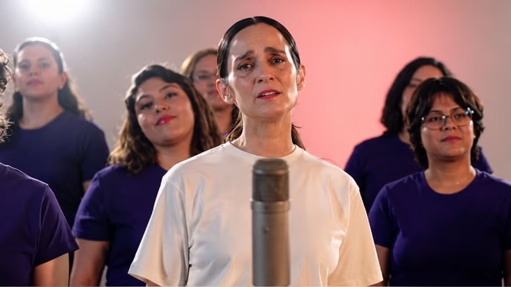 Julieta Venegas enfrenta controversia por su nueva canción d