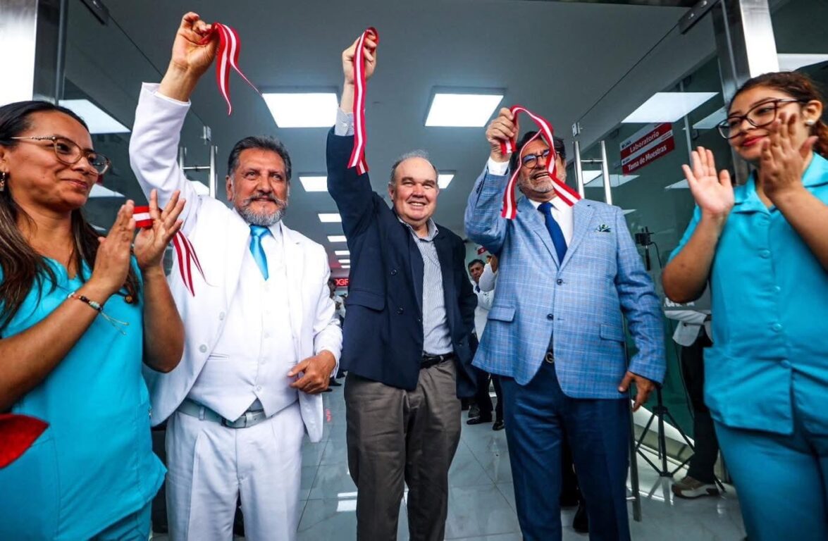 (De izquierda a derecha) Luis Rubio, Rafael López Aliaga y Carlos Canales Anchorena, los tres de Renovación Popular. Fotografía tomada en septimebre de 2025, semanas antes de que Aliaga renuncie a la Alcaldía de Lima para postular a la Presidencia.