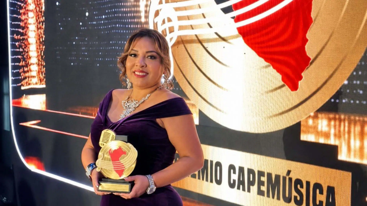 La empresaria Edith Chirinos recibió un galardón por su trayectoria y su impulso a la escena musical independiente en el Perú.