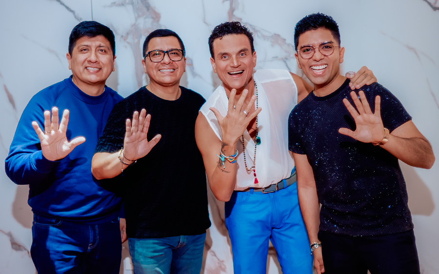 Christian Yaipén, vocalista de Grupo 5, canta junto a Silvestre Dangond durante su concierto en Costa 21 en Lima.