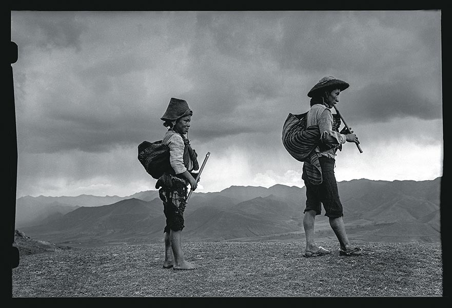 Jóvenes tocando quena en inmediaciones de Qenqo. Cusco. 1920-1930. Negativo, soporte flexible, 10 x 15 cm.