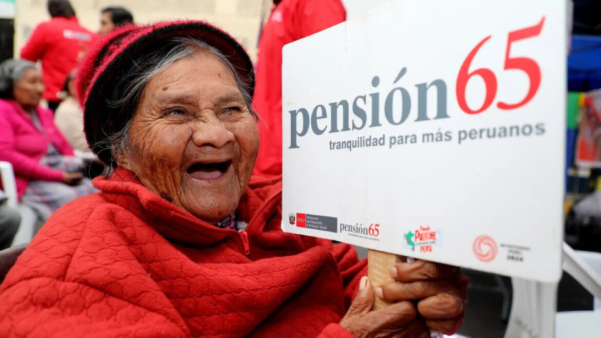 Miles de adultos mayores reciben el pago de la Pensión 65. Foto: Andina