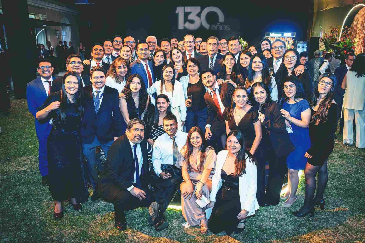 Empresarios peruanos reciben la Medalla al Mérito Industrial durante una ceremonia de reconocimiento..