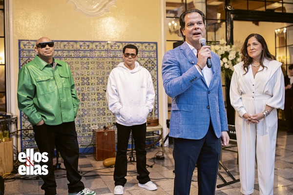 Embajador de EE. UU. en Perú, Bernie Navarro, junto a Randy Malcom y Alexander Delgado, de Gente de Zona.