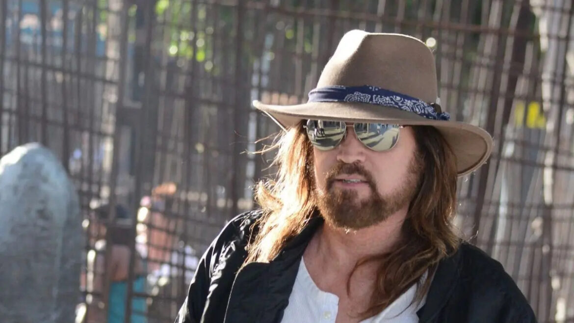 Billy Ray Cyrus, padre de Miley Cyrus, revela un delicado estado de salud antes de su regreso a la música.