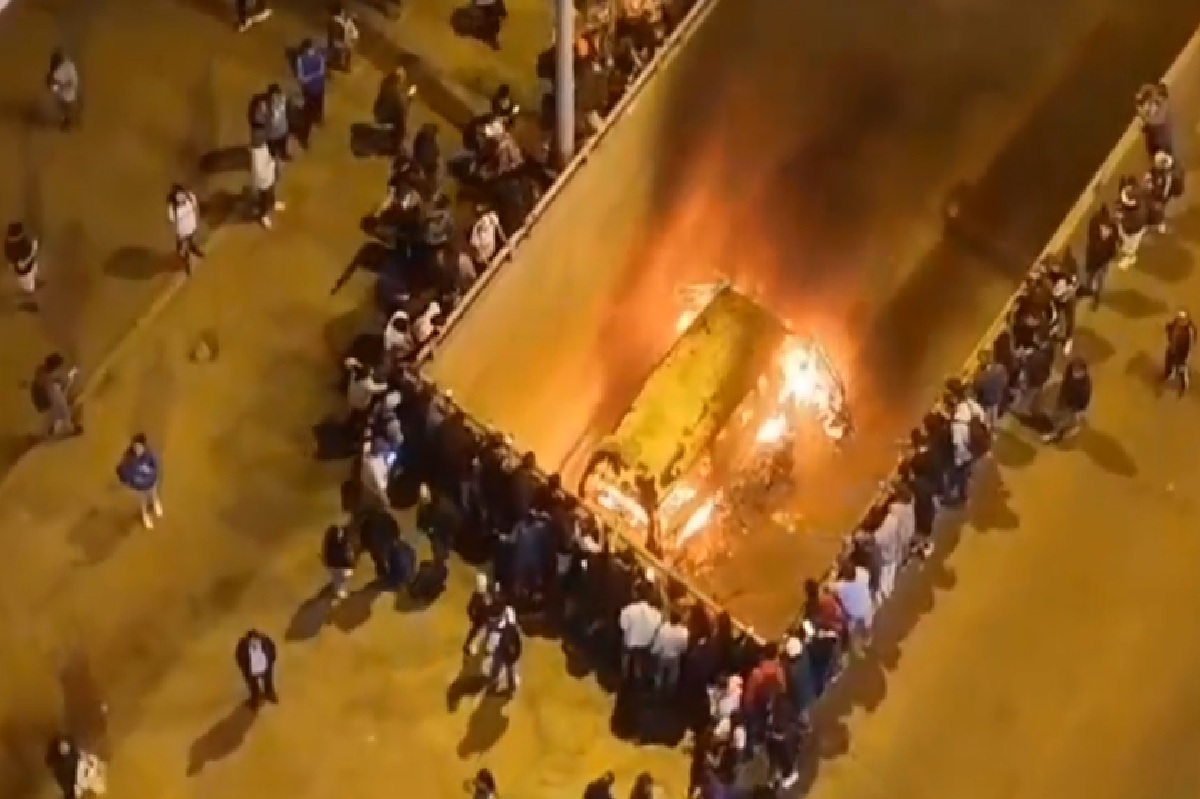 Combi de ‘Los Rojitos’ se incendia en Ciudad de Dios y reavi