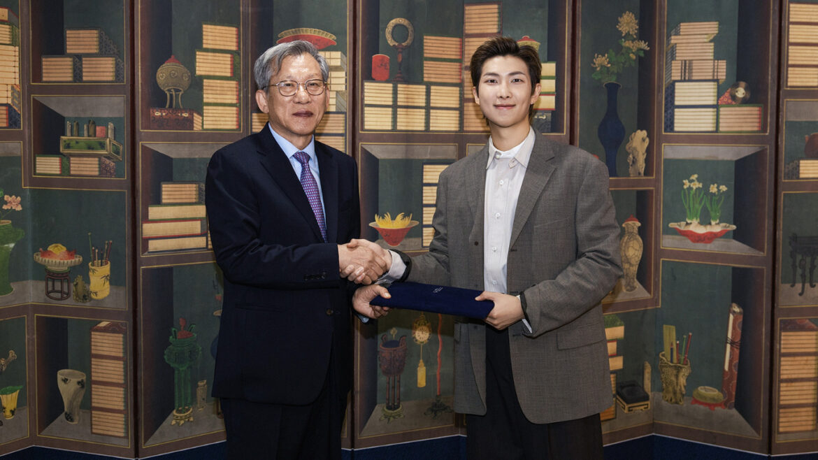 RM de BTS es nombrado primer embajador global del Museo Nacional de Corea.